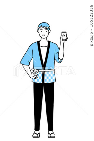 仕事でスマホを使う夏祭りの法被を着た男性 105322336