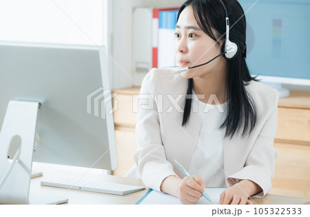 オンライン営業をする若い女性 オンライン営業をする若い女性 105322533