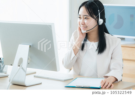 オンライン営業をする若い女性 105322549