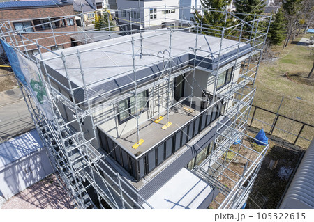 住宅リフォーム 外壁塗装と屋根の張替え作業中の家(空撮) 住宅リフォーム 外壁塗装と屋根の張替え作業中の家(空撮) 105322615