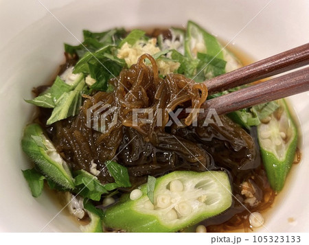 オクラ入りもずくそうめん 夏の涼しいヘルシー麺 オクラ入りもずくそうめん 夏の涼しいヘルシー麺 105323133