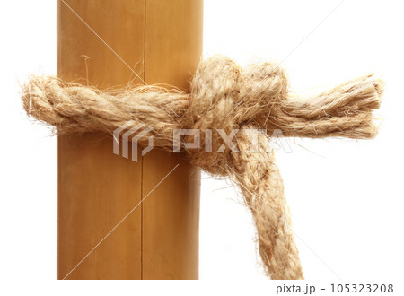 Rope knot on a bamboo 105323208