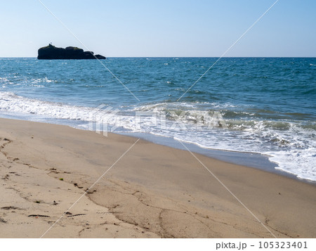 「因幡の白兎」の舞台とされる白兎海岸(鳥取県鳥取市)の砂浜と、夏の青い日本海と淤岐之島の風景。 「因幡の白兎」の舞台とされる白兎海岸(鳥取県鳥取市)の砂浜と、夏の青い日本海と淤岐之島の風景。 105323401