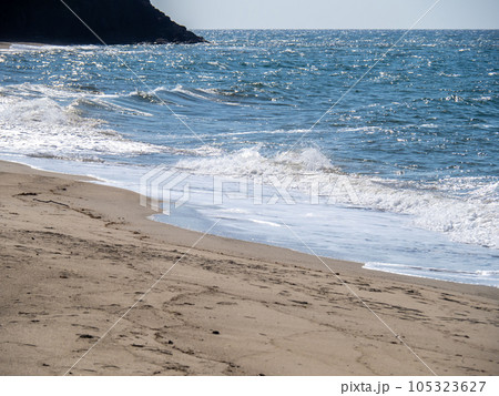 「因幡の白兎」の舞台とされる白兎海岸(鳥取県鳥取市)の波打ち際と、夏の青い日本海の風景。 「因幡の白兎」の舞台とされる白兎海岸(鳥取県鳥取市)の波打ち際と、夏の青い日本海の風景。 105323627