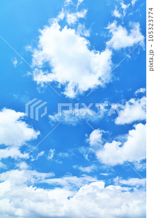 夏の青空と雲 105323774