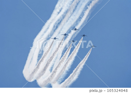 青空を飛行する松島基地のブルーインパルス　宮城県東松島市 105324048