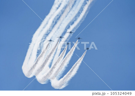 青空を飛行する松島基地のブルーインパルス　宮城県東松島市 105324049