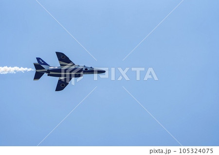 青空を飛行する松島基地のブルーインパルス　宮城県東松島市 105324075