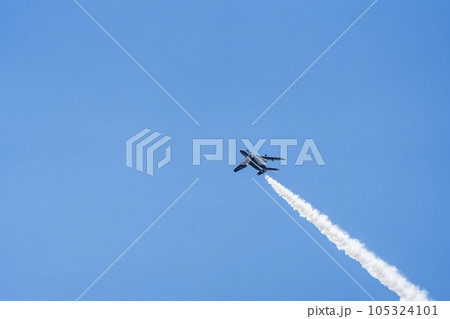 青空を飛行する松島基地のブルーインパルス　宮城県東松島市 105324101