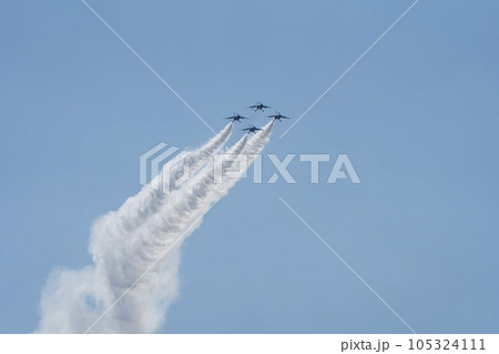 青空を飛行する松島基地のブルーインパルス 宮城県東松島市 青空を飛行する松島基地のブルーインパルス 宮城県東松島市 105324111