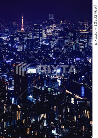東京都、東京スカイツリーからの夜景（東京タワー方面） 105324697
