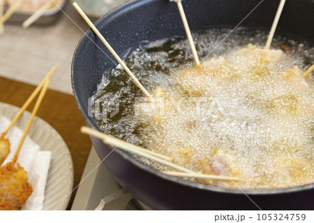 串カツを揚げる 串カツを揚げる 105324759