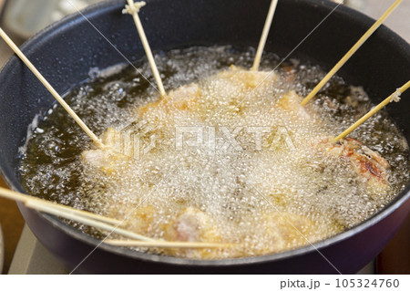 串カツを揚げる 105324760