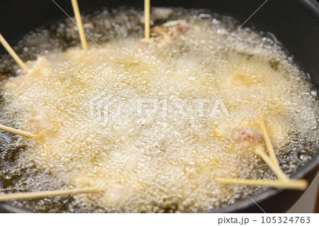 串カツを揚げる 串カツを揚げる 105324763