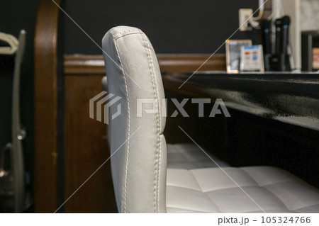 スナックのカウンターのイス 105324766