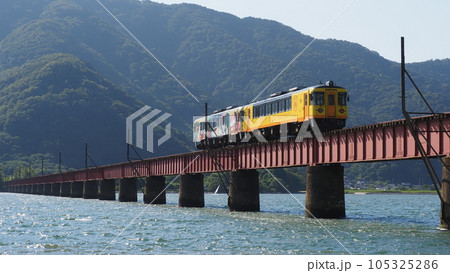 由良川橋梁を渡る京都丹後鉄道 105325286