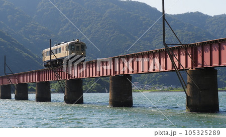 由良川橋梁を渡る京都丹後鉄道 105325289