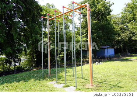 座間公園内の遊具(登り棒) 105325351