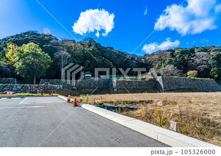 【続日本100名城】米子城 秋晴れの二の丸石垣と城山 鳥取県米子市 【続日本100名城】米子城 秋晴れの二の丸石垣と城山 鳥取県米子市 105326000