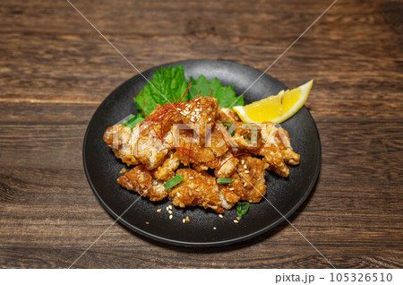 ピリ辛鶏皮揚げ 105326510