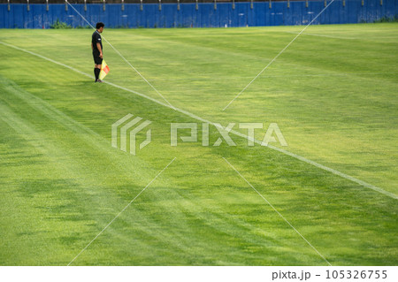 サッカー試合風景 ピッチ上の副審 105326755