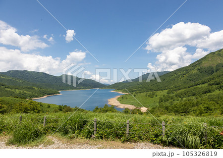 富士見峠から見る夏の野反湖 105326819