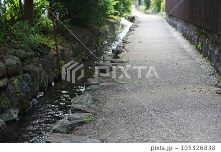 小さい歩道のわきを流れる小川 105326838
