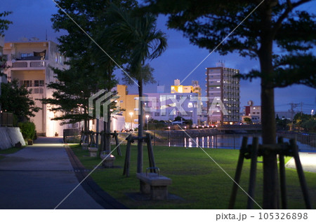 親水公園の夕方 親水公園の夕方 105326898