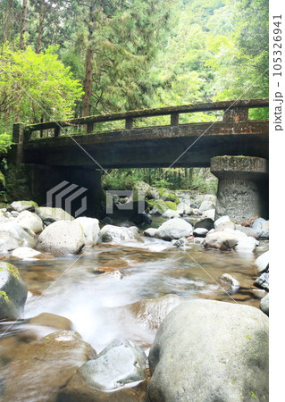渓谷を流れる清流清流に架かる石橋 渓谷を流れる清流清流に架かる石橋 105326941