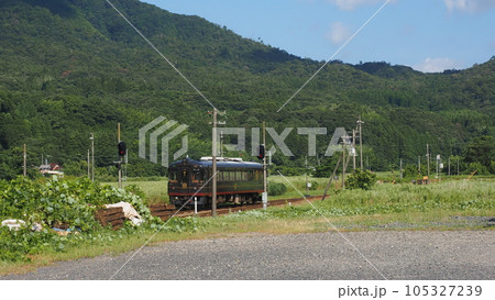 丹後由良駅を出た京都丹後鉄道 105327239
