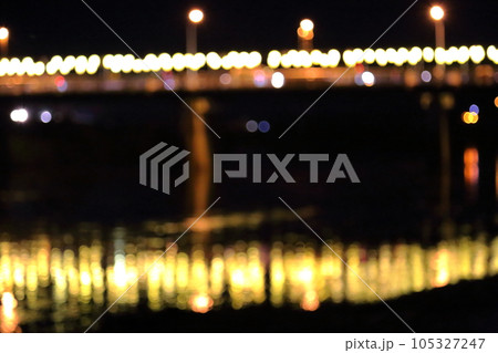 水面に映るイルミネーション 水面に映るイルミネーション 105327247
