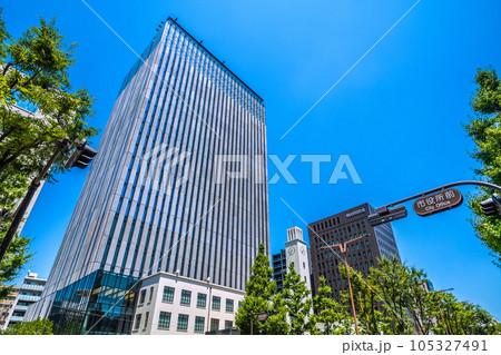 日本の川崎都市景観　2023年秋利用開始予定の川崎市役所新本庁舎。シンボリックな時計塔が魅力的だ 105327491