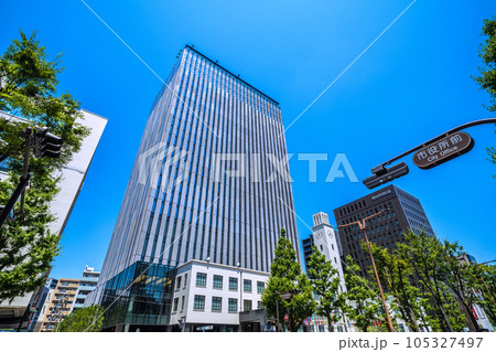 日本の川崎都市景観　2023年秋利用開始予定の川崎市役所新本庁舎。シンボリックな時計塔が魅力的だ 105327497