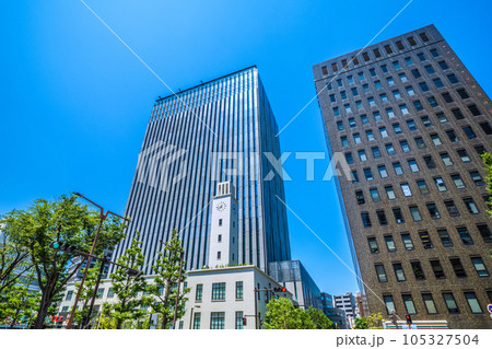 日本の川崎都市景観 2023年秋利用開始予定の川崎市役所新本庁舎。シンボリックな時計塔が魅力的だ 日本の川崎都市景観 2023年秋利用開始予定の川崎市役所新本庁舎。シンボリックな時計塔が魅力的だ 105327504