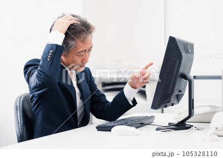 頭を抱えるミドルマネジメントの男性 105328110
