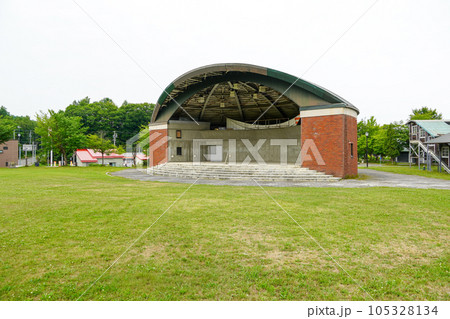 三笠市・クロフォード公園の野外ステージ 105328134
