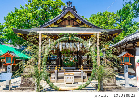 京都市上京区の護王神社(足腰の守護神) 拝殿と茅の輪 京都市上京区の護王神社(足腰の守護神) 拝殿と茅の輪 105328923