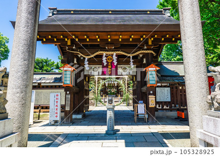 京都市上京区の護王神社(足腰の守護神) 表門 京都市上京区の護王神社(足腰の守護神) 表門 105328925