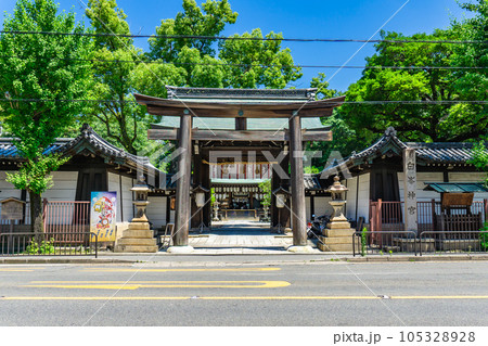 京都市上京区飛鳥井町の白峯神宮（蹴鞠の守護神）　鳥居 105328928