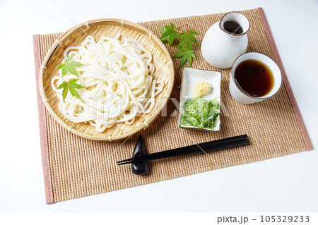 冷たいざるうどん 和食 冷たいざるうどん 和食 105329233