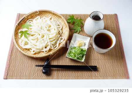 冷たいざるうどん　和食 105329235