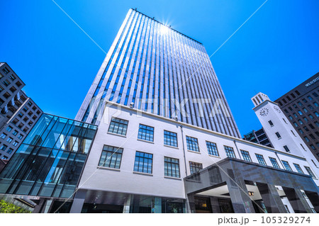 日本の川崎都市景観 2023年秋利用開始予定の川崎市役所新本庁舎。シンボリックな時計塔が魅力的だ 105329274