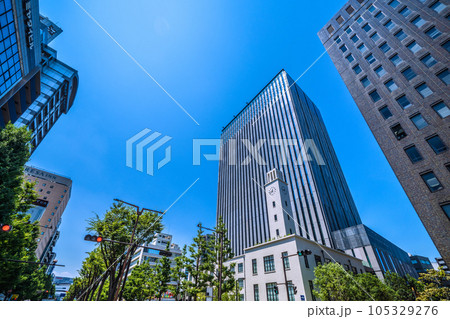 日本の川崎都市景観 2023年秋利用開始予定の川崎市役所新本庁舎。シンボリックな時計塔が魅力的だ 105329276