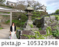 大分県臼杵市 城下町を旅する女性 105329348