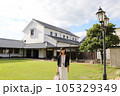 大分県臼杵市 城下町を旅する女性 105329349