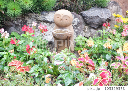 花に囲まれたお地蔵さん 花に囲まれたお地蔵さん 105329578