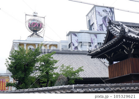 ラブホテルと隣接した寺(聖と俗) ラブホテルと隣接した寺(聖と俗) 105329621