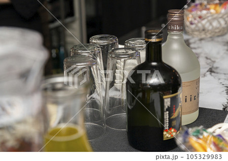 スナックのカウンター スナックのカウンター 105329983