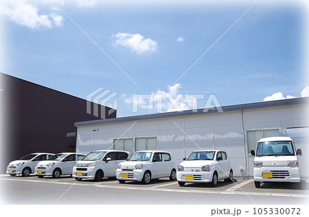 駐車場に白い軽自動車が並んでいる光景(イラスト風) 駐車場に白い軽自動車が並んでいる光景(イラスト風) 105330072