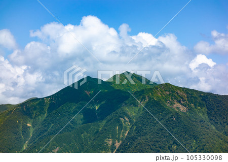 群馬県の谷川岳天神平から朝日岳方面を望む 105330098
